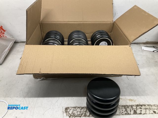 Repocast.com - Lot 2-60587 - 6 Room Essentials Ceramic Lidded Boxes