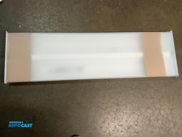Lot 2-67435 - high output commercial wrap light 4' long