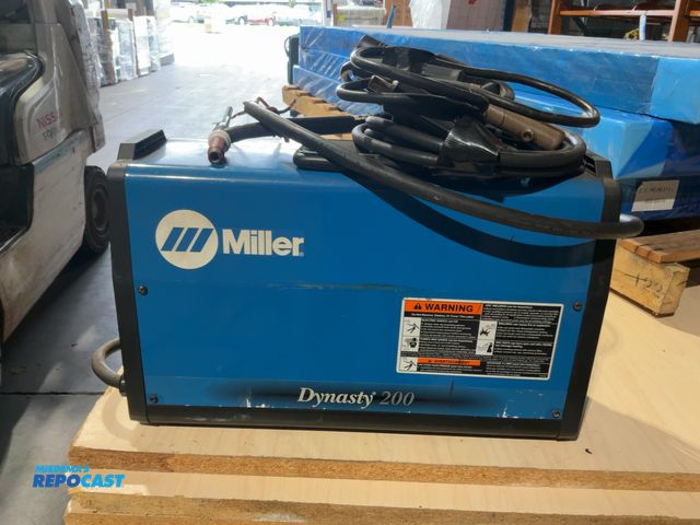 Lot 2-22626 - Miller Dynasty 200 portable AC/DC TIG and Stick inverter welder
