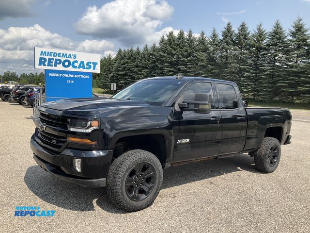 Lot 2-61853 - 2017 Chevrolet Silverado Regular Cab Standard Box Pickup Truck 4x4