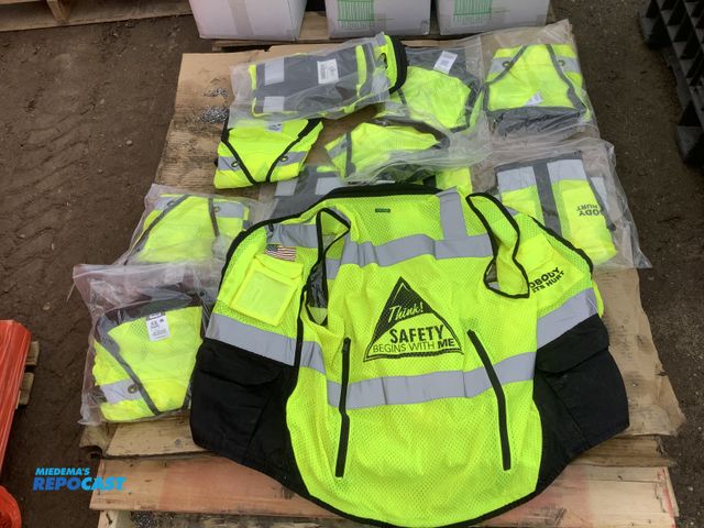 Lot 2-93237 - New Skid lot of 14 morr gear safety vests size small
