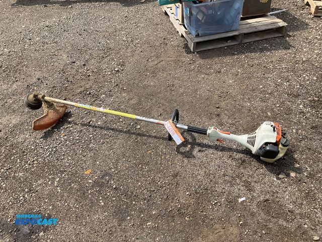 Lot 2-44516 - Stihl FS 55R string trimmer, 2-stroke gas engine with recoil start, runs and operates