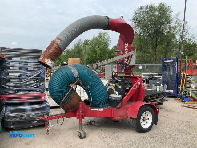 Lot 2-99021 - Giant-Vac TM6500HW Leaf loader
