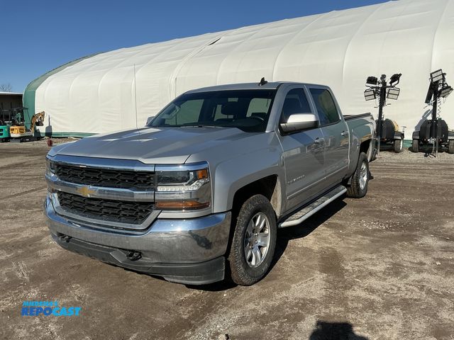 Lot 2-41498 - 2017 Chevrolet Silverado LT Crew Cab 4WD Crew Cab Standard Box Pickup Truck 4x4