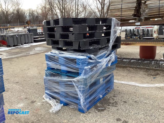 Lot 2-15554 - 10 Black and blue plastic stackable pallets