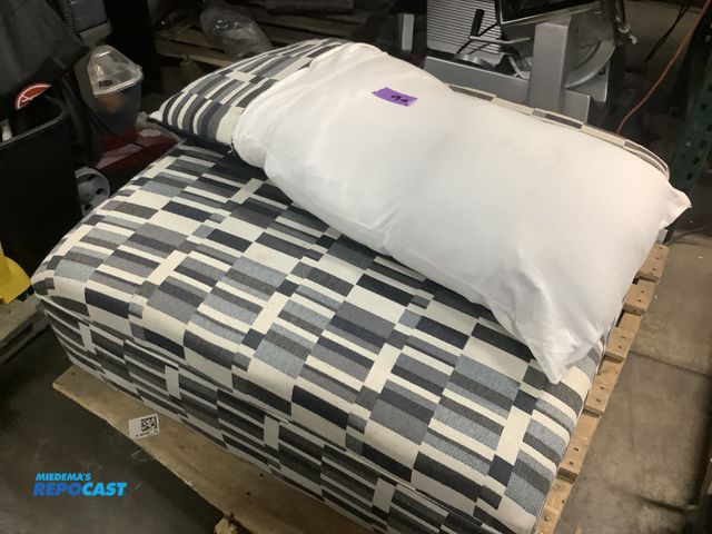 Lot 2-99180 - Ottoman + 3 throw pillows