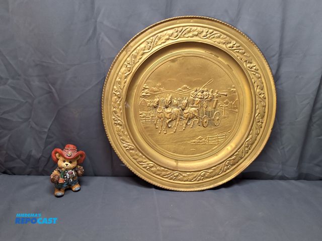 Lot 2-27896 - VINTAGE LOMBARD LARGE BRASS WALL HANGING ENGLAND REPOUSSE 22.5" HORSE CARRIAGE