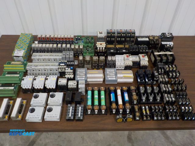 Lot 2-34092 - Large lot of electrial supply items. See pics.