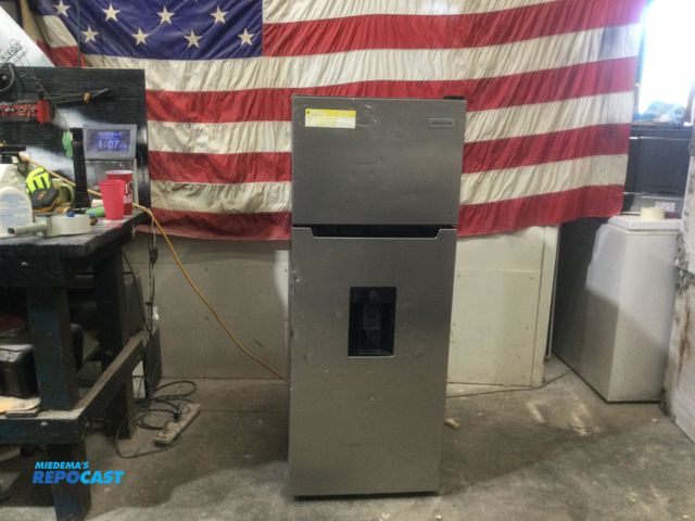 Lot 2-59208 - New Scratch & Dent Frigidaire 7.5 cubic feet Refrigerator/Freezer removable spill-proof glass shelve...