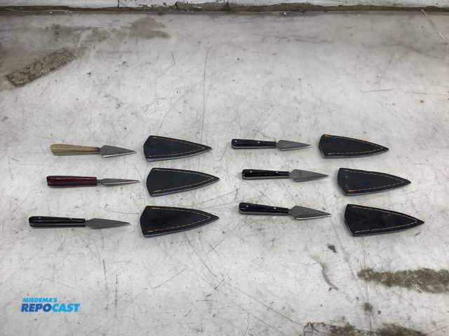 Lot 2-19690 - 6 damascus knives with leather sheath