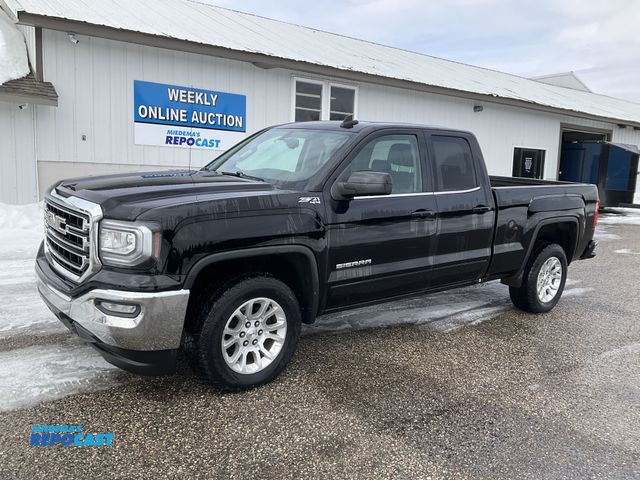 Lot 2-61004 - 2017 GMC Sierra 1500 SLE Double Cab Short Box Pickup Truck 4x4