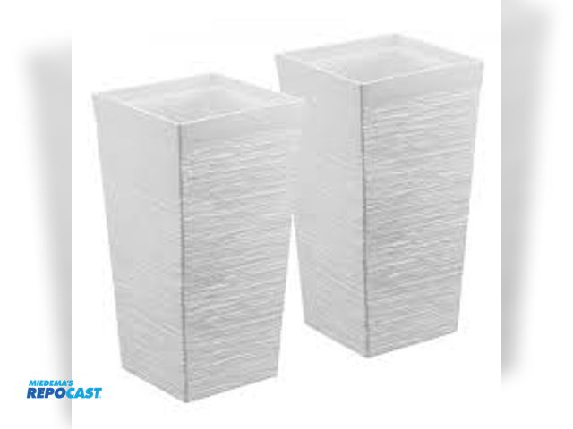 Lot 2-96078 - Vevor tall white planter.