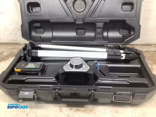 Lot 2-94867 - toughbuilt 500ft 360 degree rotary laser level kit. tested and working
