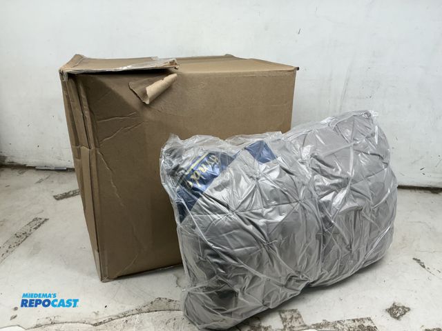 Lot 2-99809 - (3) Hvnde 48cmX74cm polyester fiber grey pillow cores