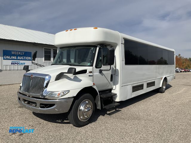 Lot 2-61336 - 2009 International 3200 4x2 Party Bus (40 Passenger)