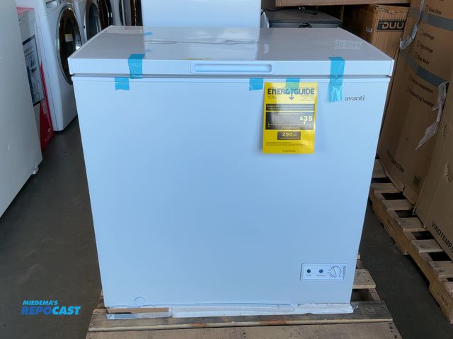 Lot 2-27673 - Scratch & Dent Avanti CF7F0W Chest Freezer