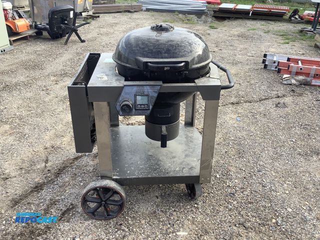 Lot 2-27865 - Loco 22.5in SmartTemp Kettle Charcoal Grill with Cart