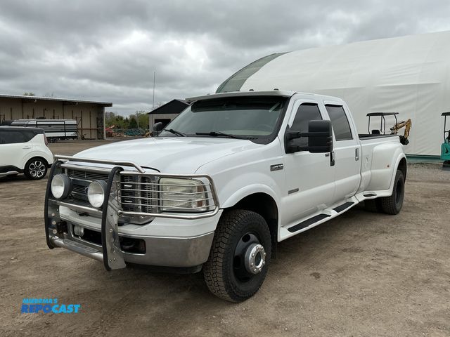 Lot 2-31003 - 2005 Ford F-350 SD Lariat Crew Cab Long Bed 4WD DRW Crew Cab Long Box Pickup Truck 4x4