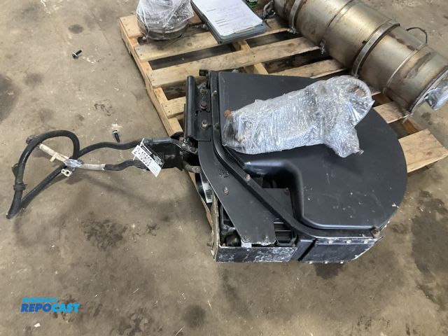 Lot 2-10603 - 2012-2018 Paccar DEF tank, pump, bracket and harness for MXII Series
