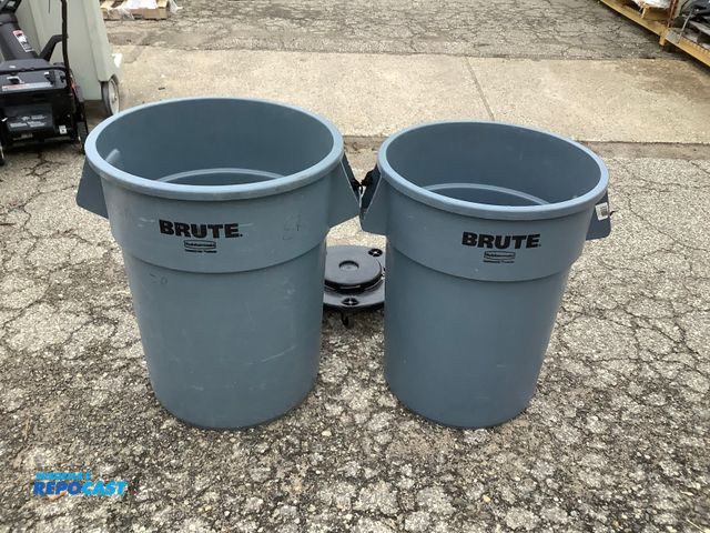 Lot 2-17052 - 2 Brute Plastic Trashcans comes with 1 roller for cans