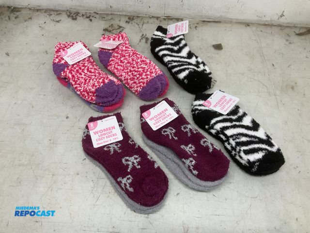 Lot 2-32617 - Lot of 12 pairs of women’s low cut cozy socks