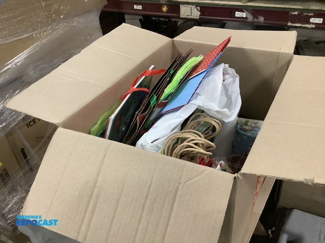 Lot 2-99187 - Wrapping paper, gift bags, box &amp; tote