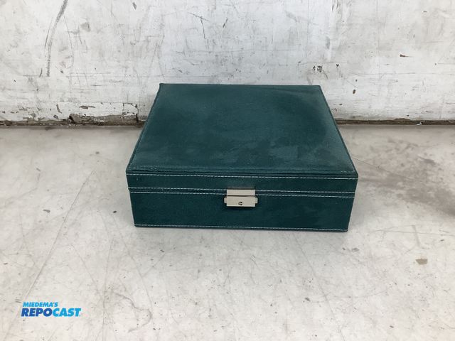 Lot 2-33642 - Green jewelry box with jewelry included.