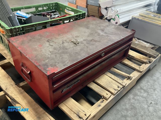 Lot 2-91352 - Metal Red tool box 3 drawers with lock and key 26” x 15” x 9”