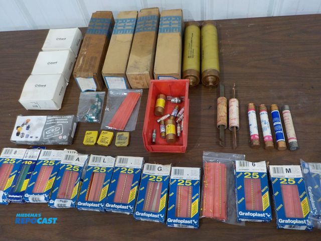 Lot 2-97185 - electrical lot 6 RTE 50 KA fuses, assorted fuses, 1 amp bulbs, 13 electrical assorted letters