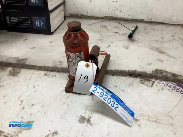 Lot 2-92032 - Red 5 Ton Hydraulic Jack, work