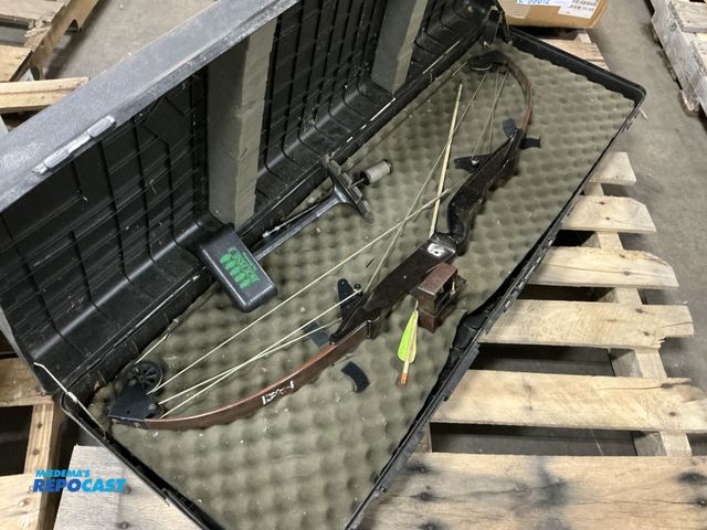 Lot 2-99270 - Old compound bow with case