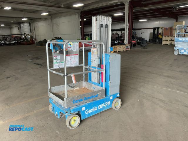 Lot 2-41962 - 2015 Genie GR-20 Runabout Vertical Mast Lift