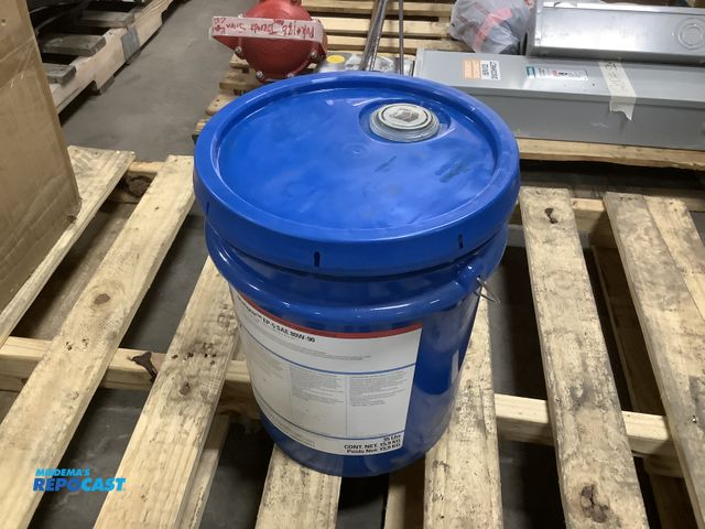 Lot 2-19650 - 1 Chevron 35lb bucket of Multigear TM EP-5 SAE 80W-90