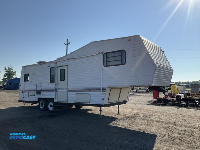 Lot 2-34333 - 1994 Nomad 3055 Special Edition 5th Wheel Travel Trailer