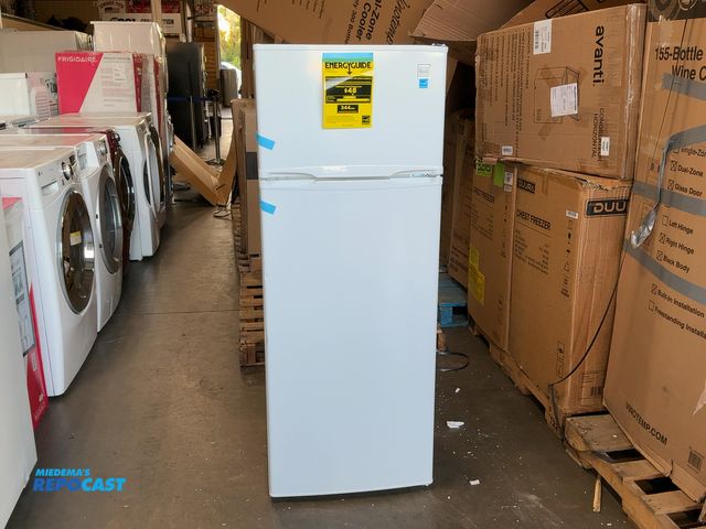 Lot 2-27669 - Scratch & Dent Avanti AVRPD7300BW Refrigerator/Freezer