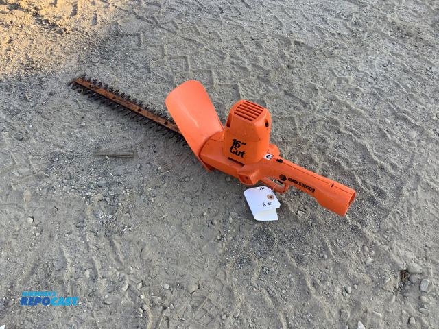 Lot 2-95006 - Black &amp; Decker 16-inch electric hedge trimmer CSPK3300