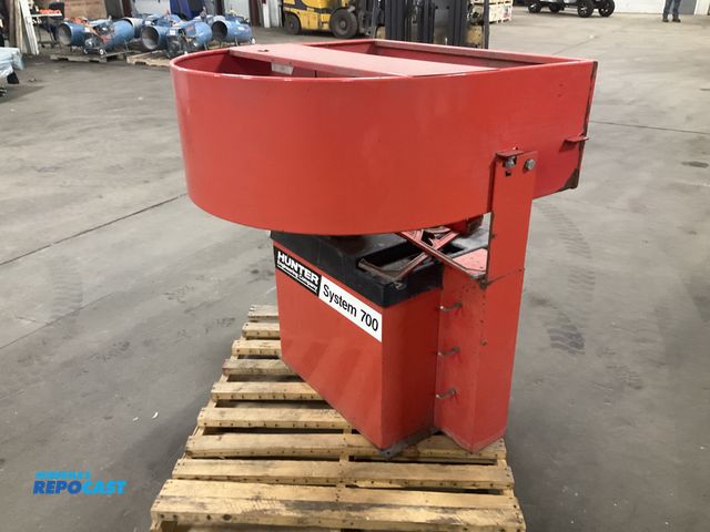 Lot 2-20748 - Hunter Engineering Company System 700 tire balancing machine, 230 volt single phase electric, workin...
