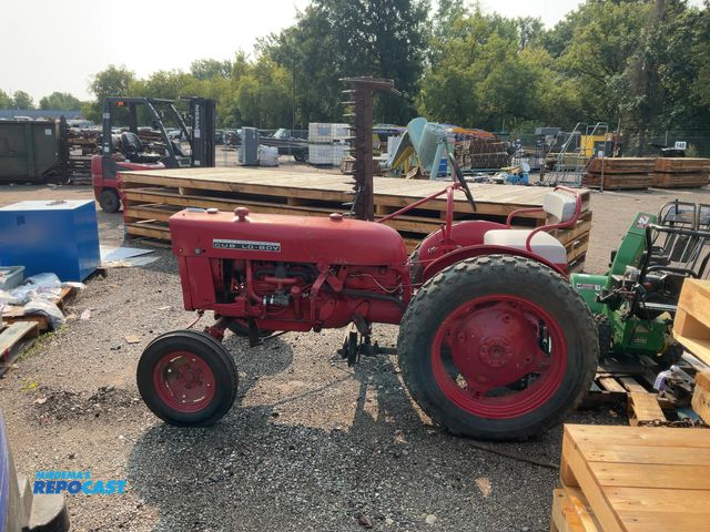 Lot 2-99951 - International harvester Cub Lo-Boy tractor