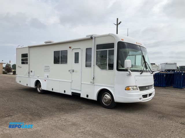 Lot 2-30160 - 2000 Condor 1330 Class A Motorhome
