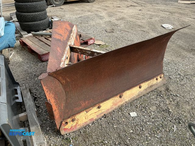 Lot 2-69358 - V-plow, 60 inces wide