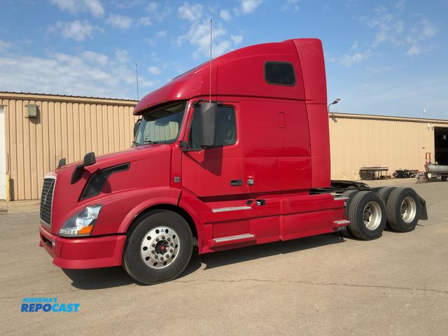 Lot 2-11016 - 2015 Volvo VNL Semi Truck