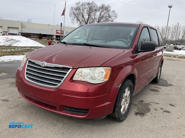Lot 2-94400 - 2009 Chrysler Town and Counry LX Mini Van FWD