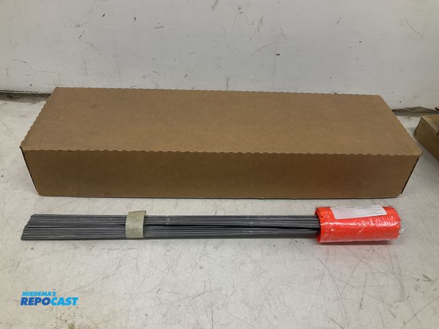 Lot 2-92469 - 1000 4.4”x5.5” Orange Glo Marking Flags with 21” Wire Stake