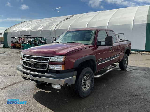 Lot 2-30033 - 2005 Chevrolet Silverado 2500HD LS Ext. Cab 4WD Extended Cab Standard Box Pickup Truck 4x4