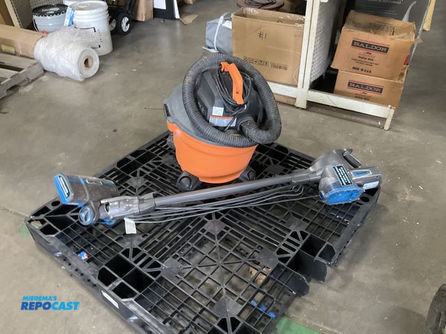 Lot 2-91346 - Lot of (2) 1 Ridgid shop vac small and 1 rocket house vacuum