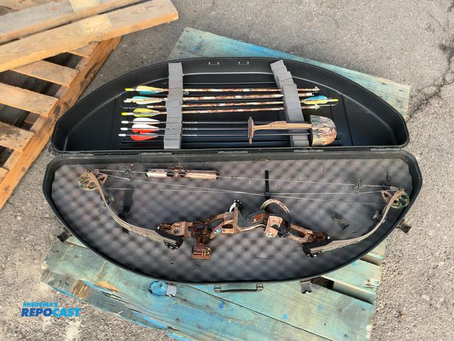 Lot 2-18264 - Hoyt Carbonite compound bow with quiver, (8) arrows, and BowGuard case