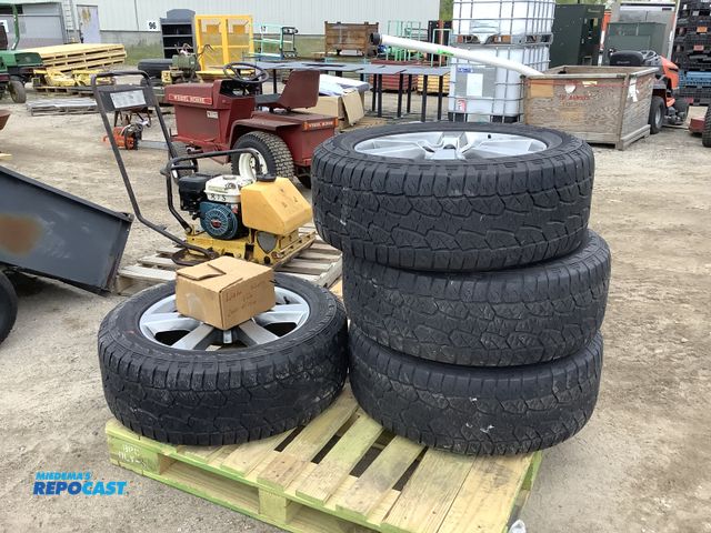 Lot 2-35156 - Lot of (4) ford dynapro 275/55R20 113T tires with rims