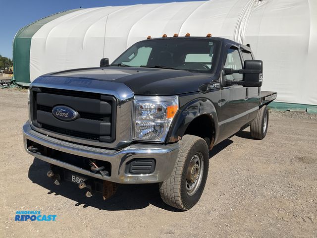 Lot 2-30111 - 2015 Ford XL Super Duty Crew Cab Flatbed Pickup Truck 4x4