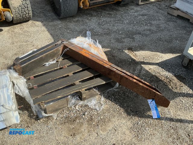 Lot 2-93985 - Set of 2 forklift forks, 4 x 42”