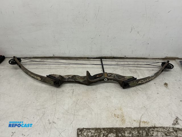 Lot 2-62406 - Compound Bow Hoyt Raptor Invader model, Right-Handed; 70 lb. draw weight; 29" draw length; older mod...